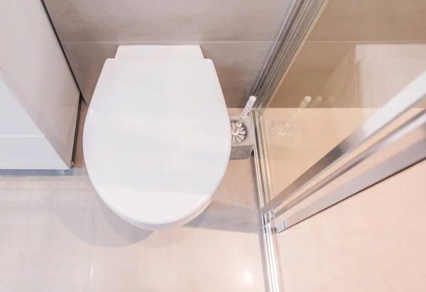 白いトイレとガラスの壁を持つトイレキャビンのトップビュー — ストック写真