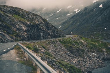 Norveç Dağlarındaki Manzaralı Vadi Yolu.