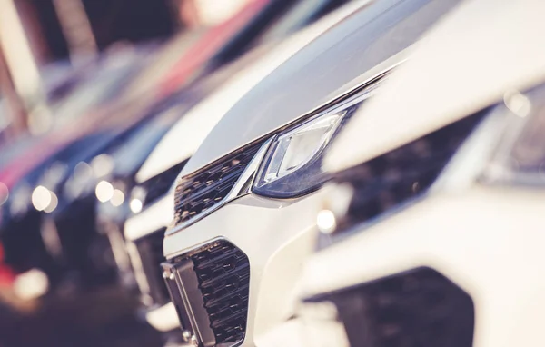 Zbliżenie Nowych Luksusowych Samochodów Dealership Inventory Passeger Pojazdy Zaparkowane Garażu — Zdjęcie stockowe