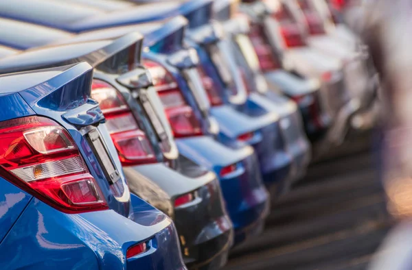 Selectie Van Nieuwe Metalen Blauwe Grijze Auto Lined Dealership Parkeerplaats — Stockfoto
