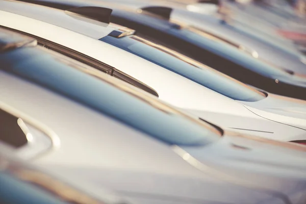 Gıcır Gıcır Yeni Araba Envanterinin Kapanışı Otomobil Galerisinde Park Edilmiş — Stok fotoğraf