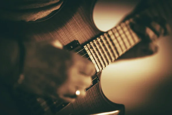 Közelkép Férfi Musical Performer Játszik Brown Electric Guitar — Stock Fotó
