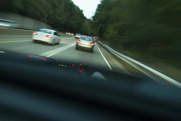 Vista Del Tablero Instrumentos Del Coche Carretera Viajan Muchos Vehículos — Foto de Stock