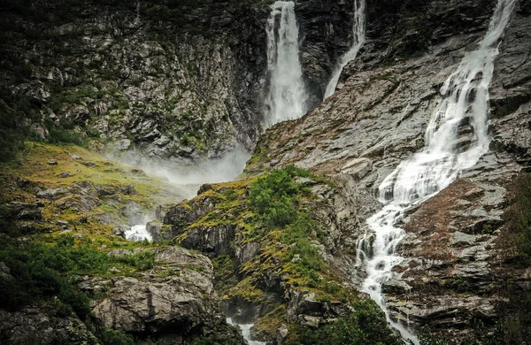 Paisaje Rocoso Dramática Cascada Noruega Rodeada Arbustos Cortos Vegetación Mínima —  Fotos de Stock