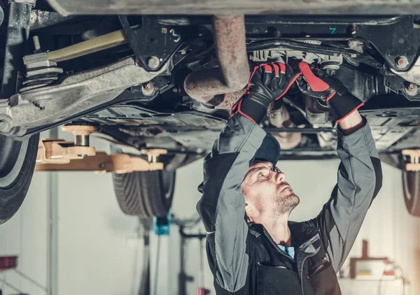 Close Shot Male Mechanic Fixing Car Raised Hydraulic Vehicle Lift — Stock Photo, Image