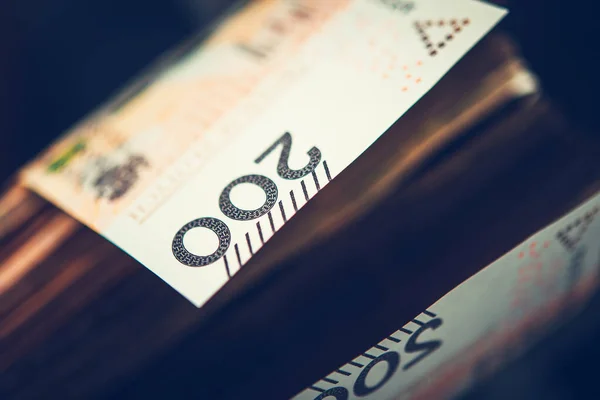 Close Duzentos Zloty Rolados Papel Polonês Dinheiro Sentado Mesa — Fotografia de Stock
