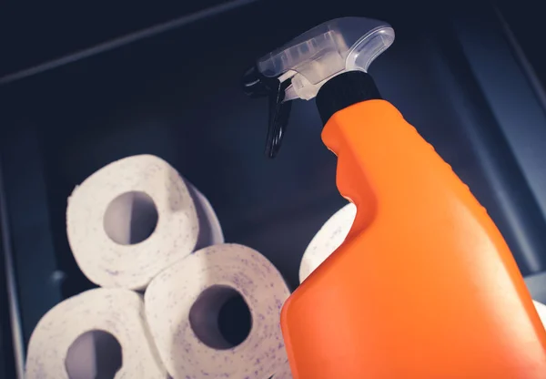 紙タオルと液体クリーナーでオレンジスプレーボトルのロールで満たされた青い容器の上からの眺め — ストック写真