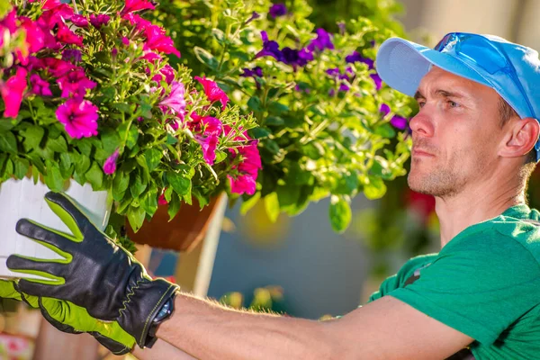 Travailleur Masculin Magasin Arrange Accrochant Des Pots Colorés Fleur Sur — Photo