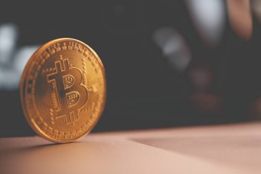 Parlak Altın Bitcoin 'in Kapanışı Kripto Para Birimi Tahta Masada Yuvarlanıyor. 