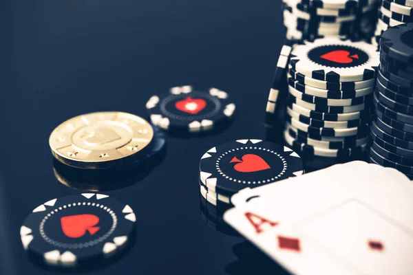 Primo Piano Del Pacchetto Bianco Nero Casino Chips Carte Gioco — Foto Stock