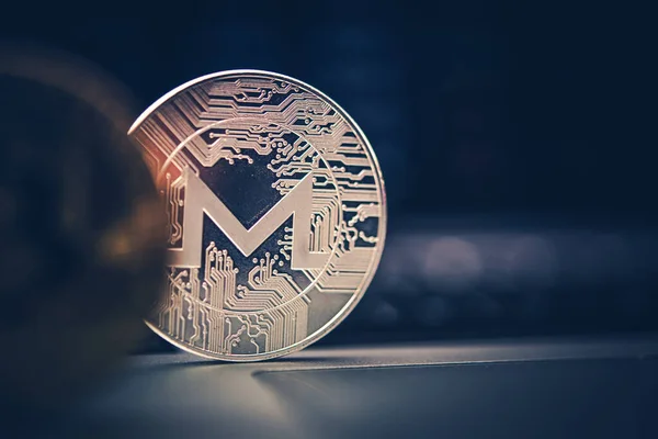 Κοντινό Πλάνο Του Ιδιωτικού Monero Cryptocurrency Coin Τοποθετείται Στην Κορυφή — Φωτογραφία Αρχείου