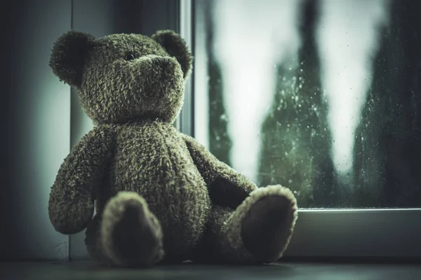 Boneka Teddy Bear Pada Windowsill Left Setelah Anak Pergi Hilang — Stok Foto