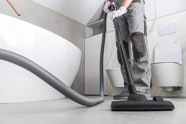 Kaukaski Mężczyzna Sprzątanie Vacuuming Podłoga Płytek Nowo Odnowiony Mieszkalny Łazienka — Zdjęcie stockowe