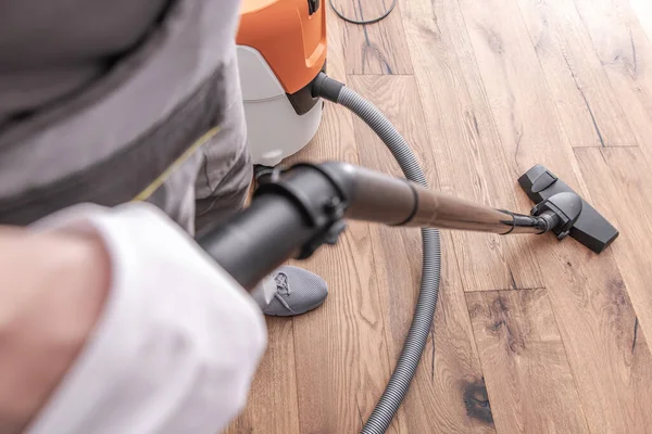 Close Man Cleaning Vacuuming Hardwood Floor Flooring Installation — Stock Photo, Image