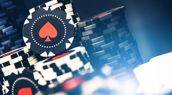 Close Várias Pilhas Casino Poker Preto Branco Fichas Com Espadas — Fotografia de Stock