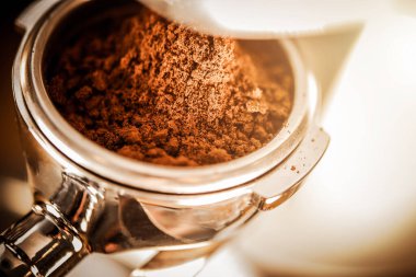 Taze kahve çekirdekleri sert bir fincan Espresso için öğütülüyor.. 