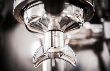 Kahve makinesine eklenmiş gümüş portatif filtreyi kapatın. Taze demlenmeye hazır.. 