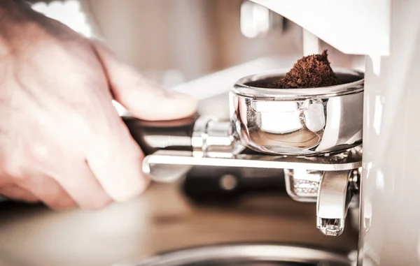 Κοντινό Πλάνο Του Ανδρικού Χεριού Κοντά Μηχανή Καφέ Αλέθοντας Φασόλια — Φωτογραφία Αρχείου