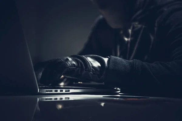 Gemaskerde Mannelijke Hacker Zittend Donkere Kamer Laptop Computer Het Plegen — Stockfoto