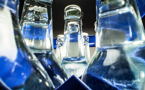 Ближе Голубой Коробке Прозрачных Стеклянных Бутылок Наполненных Минеральной Водой — стоковое фото