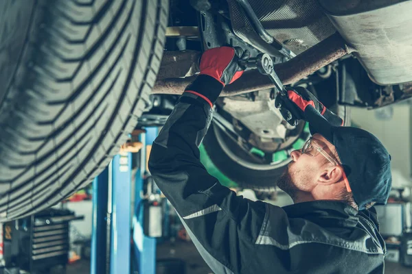 Männlicher Autotechniker Verwendet Schraubenschlüssel Teile Des Unterwagens Des Fahrzeugs Befestigen — Stockfoto