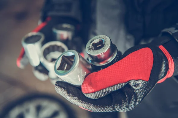 Närbild Person Handskar Håller Fem Lug Nut Och Skruv Extractor — Stockfoto