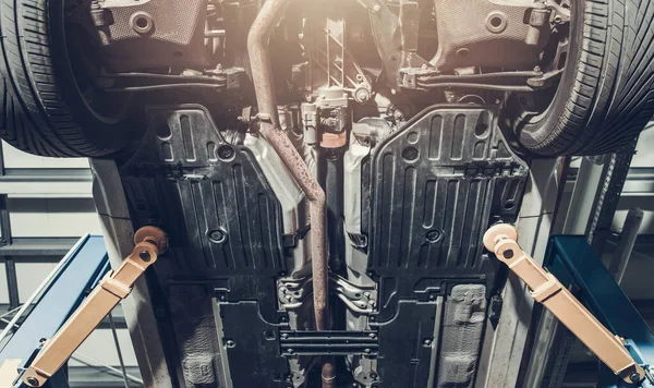 Vista Cerca Debajo Del Coche Suspendido Ascensor Hidráulico Del Vehículo — Foto de Stock