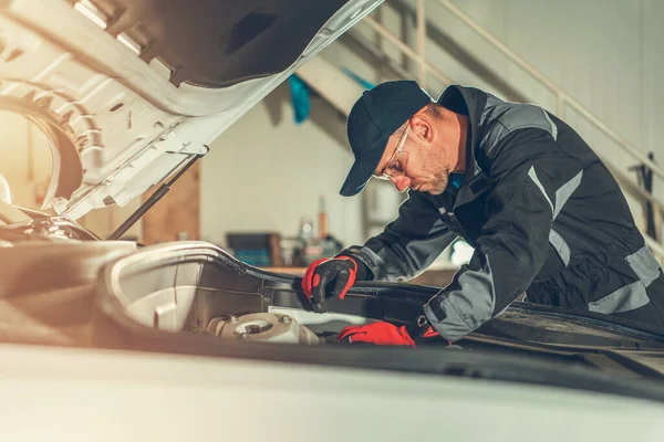 Técnico Masculino Carro Verificando Fixando Componentes Sob Capa Oficina Reparação — Fotografia de Stock