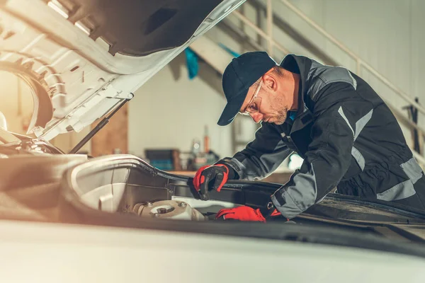 Manlig Bil Tekniker Kontrollera Och Fixa Komponenter Huv Vid Auto — Stockfoto