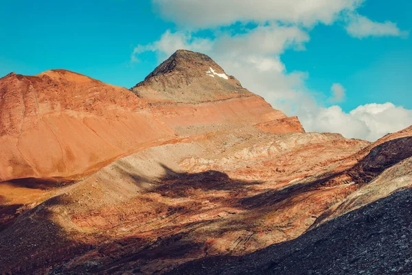 Червоний Коричневий Пагорби Малим Снігом Вершині Проти Хмар Блакитного Неба — стокове фото