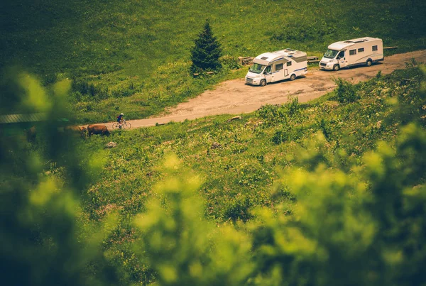 Dos Vehículos Recreativos Blancos Tamaño Mediano Estacionados Lado Carretera Rural — Foto de Stock