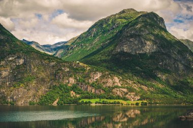 Norveç Tepeleri 'nin güzel manzarası Nehir ve Dağlardaki Bekar Ev. 