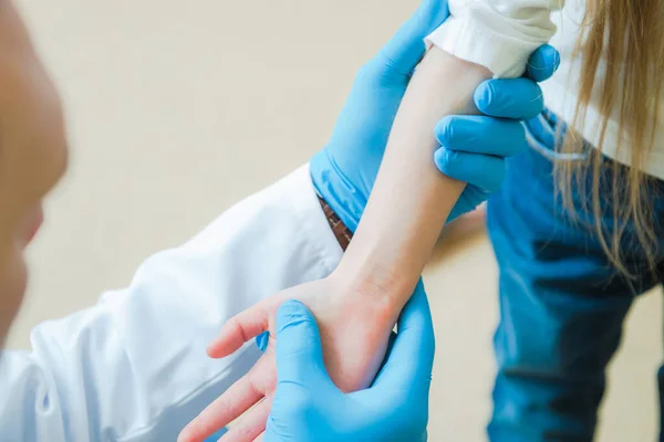 Kaukasischer Arzt Untersucht Hand Und Arm Junger Patientin Arztpraxis — Stockfoto