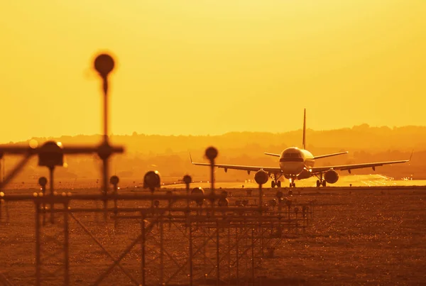 Avión Tamaño Medio Despegando Pista Aterrizaje Del Pequeño Aeropuerto Atardecer —  Fotos de Stock