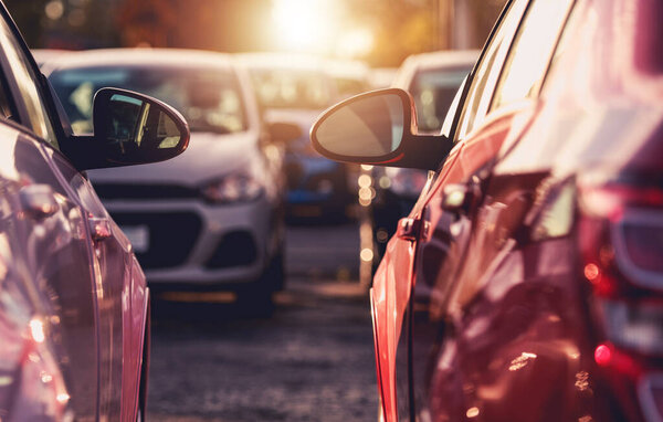 Крупный план парка различных пассажирских транспортных средств на открытой парковке
. 