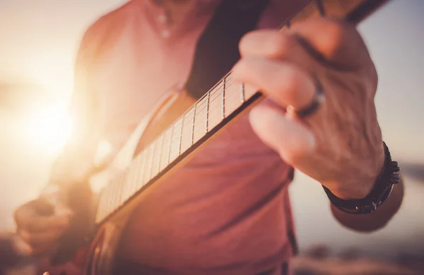 Közelkép Férfi Rock Roll Zenész Játszik Elektromos Gitár Szabadban Koncert — Stock Fotó