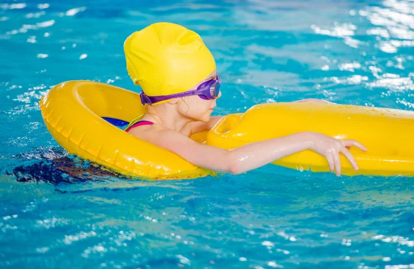Young Caucasian Girl Swimming Pool Swimming Board Tube Waist Goggles — Stock Photo, Image
