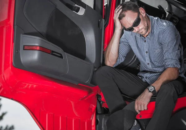 Zmartwiony Bezrobotny Mężczyzna Trucker Siedzi Wewnątrz Jego Kabiny Pojazdu Patrząc — Zdjęcie stockowe