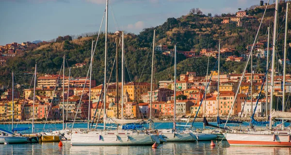 Barcos Vela Atracados Puerto Región Italiana Liguria Edificios Largo Colina — Foto de Stock