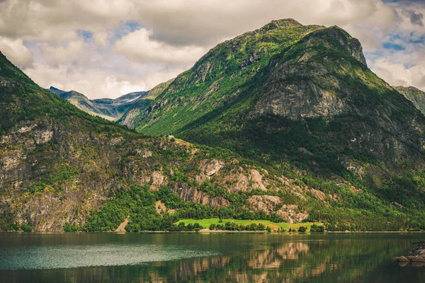 山の中の川とシングルハウスでノルウェーの丘の美しい景色 — ストック写真