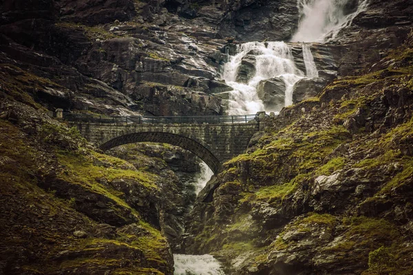 Norveç Teki Trol Stigen Yolu Nun Heybetli Manzarası Taş Köprüsü — Stok fotoğraf