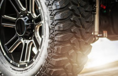 Off Road Vehicle Askısı ve Heavy Duty Lastikleri. Aşırı Offroading Teması.