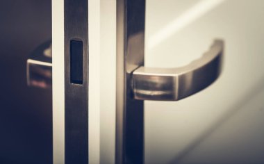 Kapı Kolu ve Yakından Fotoğraf. Konut İçişleri Odası Kapıları Detayları.