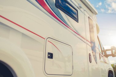 Karavan teması. Eğlence amaçlı Kamp Aracı. Yollarda bir tatil. Karavanda Yaz Seyahati.