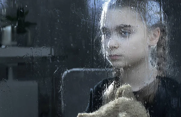 Depresión Los Niños Chica Caucásica Con Osito Peluche Detrás Ventana — Foto de Stock