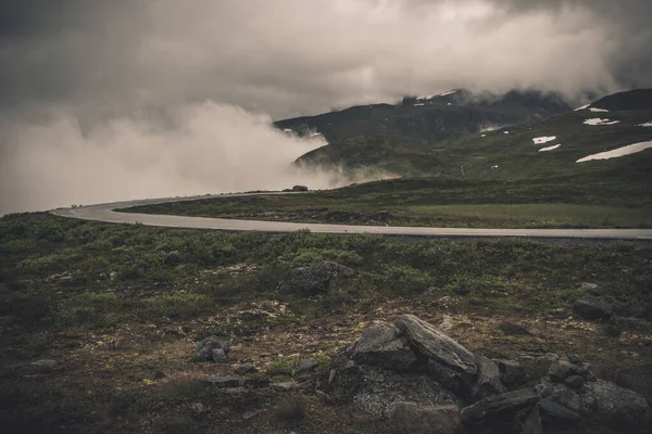 田舎の霧と曇りノルウェーの生の風景 ノルウェー南西部の山岳道路の風景 — ストック写真