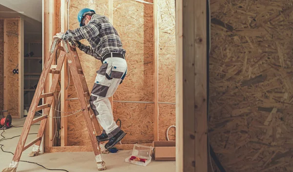 Innenausbau Bauunternehmer Klettert Auf Holzleiter Industrielles Thema — Stockfoto