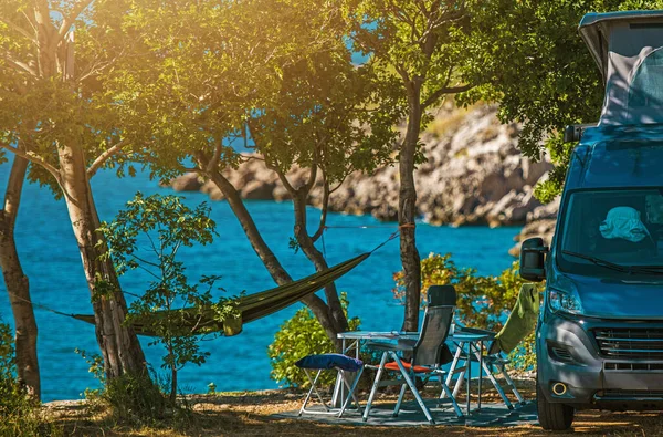 Scenic Outdoor Camping Spot Motorhome Garden Chairs Hammock Trees Sea — Stock Photo, Image