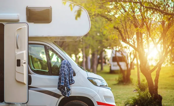 Eğlence amaçlı Araç Yaz Gezisi Teması. Sunset Point karavan parkı ve kamyonet. Yaz Eğlencesi Kampta.
