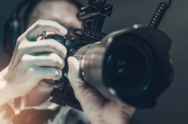 Videografi Sinema Endüstrisi Dslr Kamerasını Kullanarak Video Görüntüsü Çeken Beyaz — Stok fotoğraf